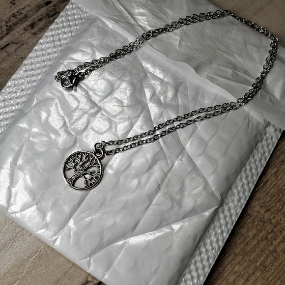 NWT Silver Tone Round Pendant Tree of Life Necklace - Picture 7 of 16